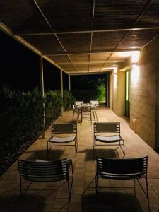 een groep stoelen op een patio 's nachts bij Case Graffeo in Menfi
