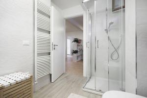 bagno bianco con doccia e servizi igienici di Al Battello Apartments a Venezia
