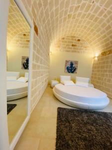 een kamer met een groot toilet in een bakstenen muur bij Vacanze in Puglia Monopoli in Monopoli