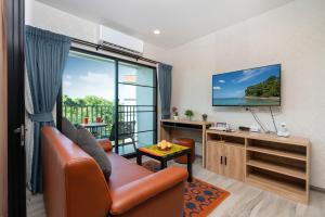 Khu vực ghế ngồi tại The Apartment at The Title Residencies Naiyang Beach