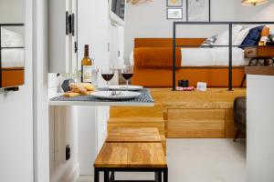 Zimmer mit einem Tisch und 2 Gläsern Wein in der Unterkunft Saudade Micro Loft - Santos in Lissabon