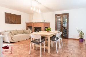 cocina y sala de estar con mesa y sillas en Casa Corallo, en Baratili San Pietro