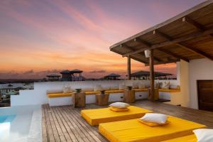 2 camas en la cubierta de una villa en Upendo House Hotel Zanzibar, en Zanzíbar