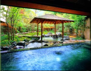 une piscine d'eau avec un kiosque et un ruisseau dans l'établissement Kinosaki Onsen Nishimuraya Hotel Shogetsutei, à Toyooka