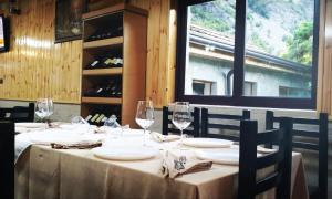 una mesa en un restaurante con copas de vino en Bar Restaurant Hotel ''Te Gusti'' en Tamarë