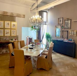 a living room filled with furniture and a table at La Maison in Siracusa