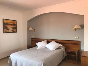 Postel nebo postele na pokoji v ubytování Hostal Can Pou