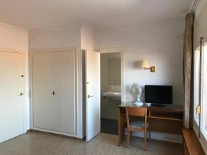 TV a/nebo společenská místnost v ubytování Hostal Can Pou
