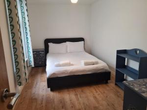 A bed or beds in a room at Yarmouth Apartments, Street Permit Parking, Close To Everything, Beach, Pier, Free WIFI