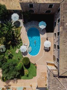 una vista aérea de una piscina en un complejo en Curolla Petit Hotel, en Maria de la Salut