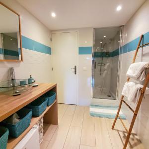 a bathroom with a sink and a shower at Le Nid Bleu in Le Beausset