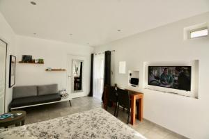 TV a/nebo společenská místnost v ubytování Chambre Premium Pomme Cannelle close to Bayeux Normandie 2 pers