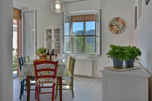 jadalnia ze stołem, krzesłami i zegarem w obiekcie Agriturismo La Casa degli Zii w Albendze