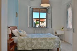 sypialnia z łóżkiem i oknem w obiekcie Agriturismo La Casa degli Zii w Albendze