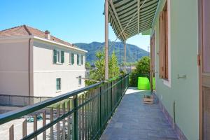 balkon z zieloną poręczą z górami w tle w obiekcie Agriturismo La Casa degli Zii w Albendze