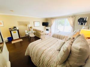 TV a/nebo společenská místnost v ubytování Evergreen Bed & Breakfast