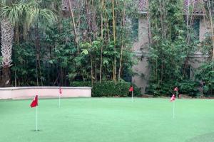 un campo de golf con tres banderas rojas en el green en Luxury Fully Furnished Apartments by NASA and Kemah Boardwalk, en Houston