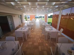 Restaurace v ubytování Samanà B&B con Spiaggia Privata a Punta Prosciutto