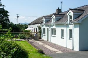 Un paio di case bianche in un cortile di Samuel cottage a Caernarfon
