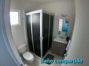 ein Badezimmer mit Dusche, Toilette und Waschbecken in der Unterkunft Departamento Blue Vacacional in Playa del Carmen + 28 Fotos