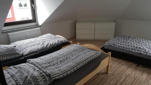 1 Schlafzimmer mit 2 Betten und einem Fenster in der Unterkunft Ferienwohnung in Essen in Essen