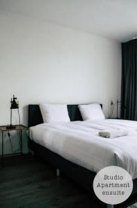 سرير أو أسرّة في غرفة في فندق ساحة رامبرانت