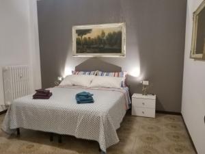 sypialnia z łóżkiem i obrazem na ścianie w obiekcie le case di Giulia w mieście Abbadia Lariana