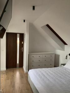 Posteľ alebo postele v izbe v ubytovaní SEN NA MIŁEJ - APARTAMENTY przy PLAŻY - GDAŃSK BRZEŹNO