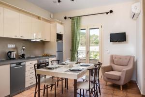 A kitchen or kitchenette at Liostasi