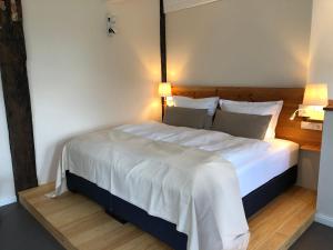 Ένα ή περισσότερα κρεβάτια σε δωμάτιο στο Gut Bielenberg