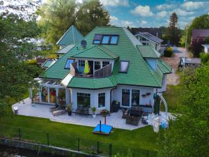 an overhead view of a house with a green roof at Moderne Maisonette-Wohnung am Karpfenteich; modern Apartment with view of the carp pond in Barmstedt
