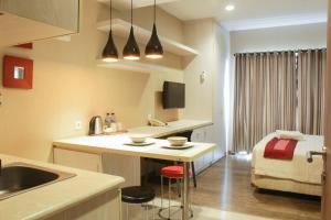 una pequeña cocina con fregadero y encimera en Nginap at Student Park Apartment, en Yogyakarta 13 fotos más