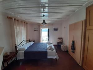 Posteľ alebo postele v izbe v ubytovaní Chiona΄s Apartments by the Sea