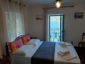 Posteľ alebo postele v izbe v ubytovaní Chiona΄s Apartments by the Sea