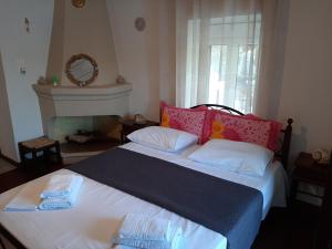 een slaapkamer met een bed met twee handdoeken erop bij Chiona΄s Apartments by the Sea in Palaión Trikérion