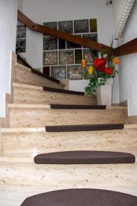 a set of stairs with a bouquet of flowers at FERIENWOHNUNG SILBERG in Dörrenbach