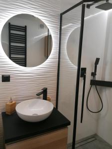 ein Badezimmer mit einem weißen Waschbecken und einem Spiegel in der Unterkunft Apartament widokowy ul Bukowa Wisła in Wisła