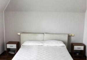 Un pat sau paturi într-o cameră la La Magnolia Apartments II