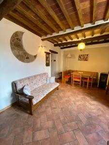 sala de estar con sofá y mesa en Le Casette nel Borgo Vicolo di Siena, en Pitigliano