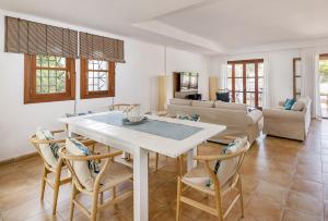 a kitchen and living room with a table and chairs at Villa Cala dor in Cala d´Or