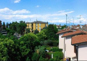 uitzicht op een stad met huizen en bomen bij La Magnolia Apartments II in Desenzano del Garda