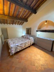 ein Schlafzimmer mit einem Bett und einer Holzdecke in der Unterkunft Le Casette nel Borgo in Pitigliano