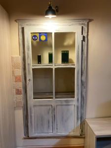 uma porta velha num quarto com algumas prateleiras em Le Casette nel Borgo em Pitigliano