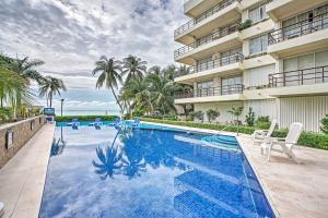 Ocean-View Oasis on Playa Norte Resort Amenities内部或周边的泳池