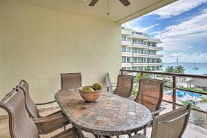 Ocean-View Oasis on Playa Norte Resort Amenities的阳台或露台