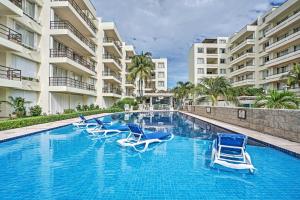 Ocean-View Oasis on Playa Norte Resort Amenities内部或周边的泳池