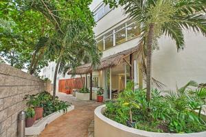 Ocean-View Oasis on Playa Norte Resort Amenities外面的花园