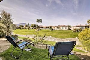 Indio Retreat with Resort Pool - Walk to Coachella! في إنديو: وجود كرسيين في ساحة المنزل