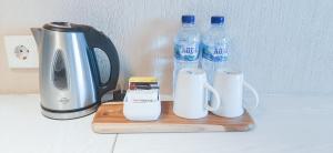 una tostadora y dos botellas de agua en un mostrador en Nginap at Student Park Apartment, en Yogyakarta
