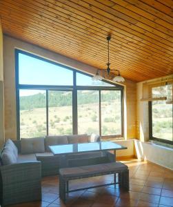 sala de estar con sofá y ventana grande en Casa Los Miradores en Las Majadas